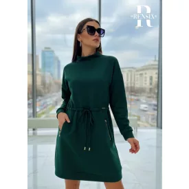   Rensix ruha kereknyakú hosszúujjú garbós derékban kötős cipzáros zsebes sötétzöld 2025