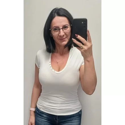 Mayo Chix Saggita póló polyamid/FV V nyakú köves fehér